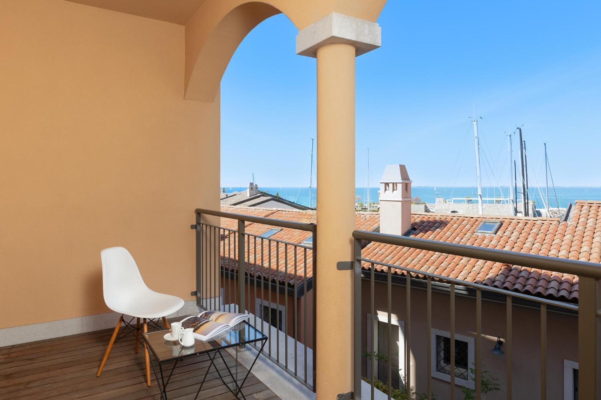Portopiccolo Apartments ซิสเตียนา ภายนอก รูปภาพ