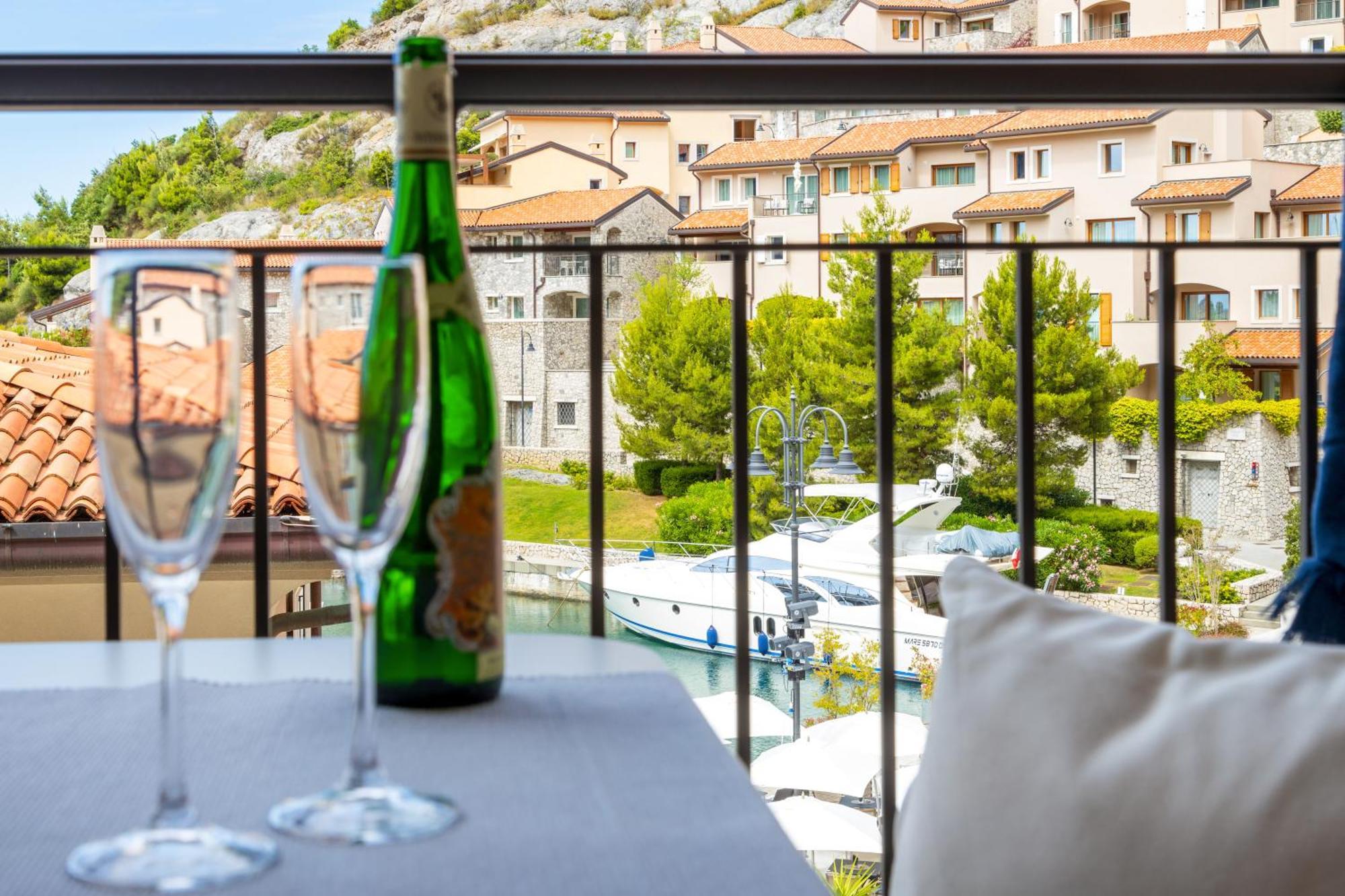 Portopiccolo Apartments ซิสเตียนา ภายนอก รูปภาพ